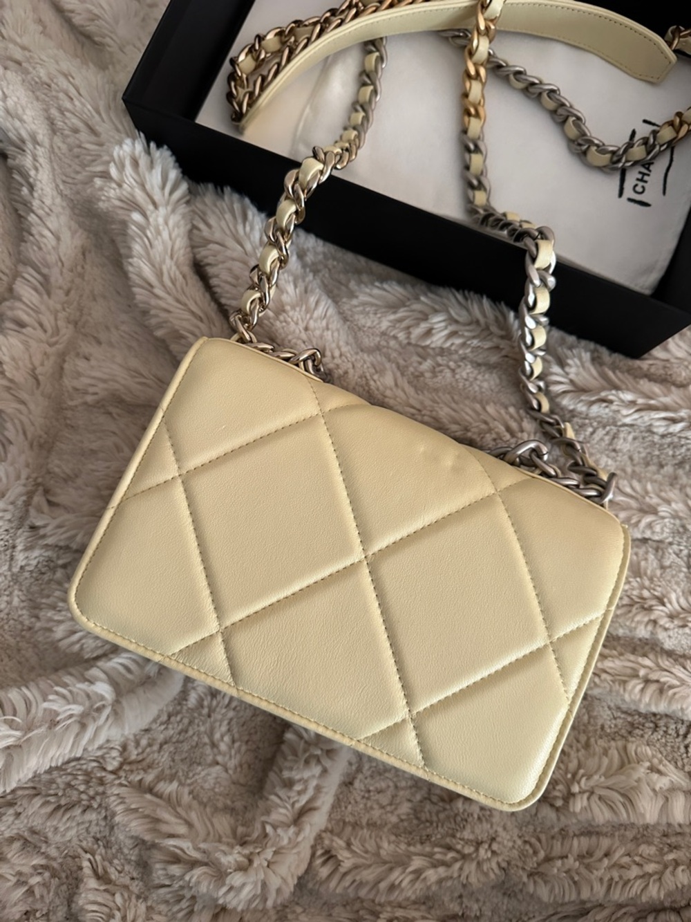 CHANEL19 Quilted Lambskin Chain Wallet in Pale Yellow - Picture 4 of 6